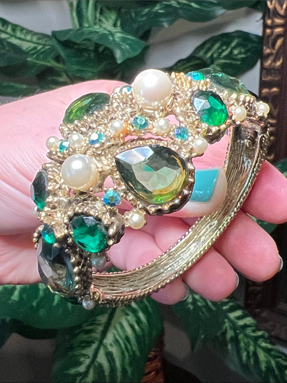 Vintage Emerald Green Rhinestone Pearl Gold Tone Clamper Hinged Bangle Bracelet